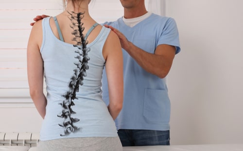 Woman visiting a chiropractor for Plantation scoliosis treatment